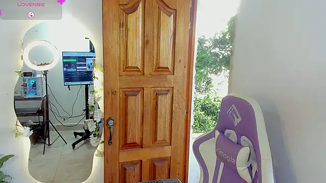 sofia gold  online show from October 9, 2025, 4:07 pm