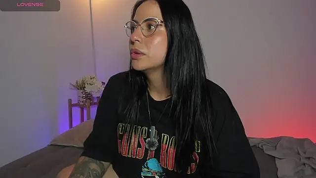 alejandrarosse   online show from February 8, 2025, 8:21 pm