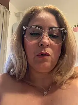 Snapshot of x_elena_x chatting on February 26, 2025, 9:33 am x elena x online show from February 26, 2025, 9:33 am