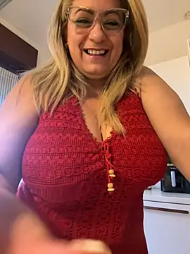 Snapshot of x_elena_x chatting on February 1, 2025, 8:29 am x elena x online show from February 1, 2025, 8:29 am