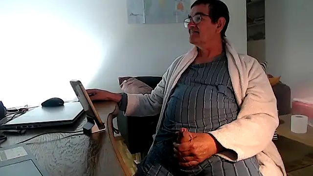 Snapshot of silvio-aus-luzern-CH chatting on May 14, 2026, 7:27 am silvio-aus-luzern-CH online show from May 14, 2026, 7:27 am