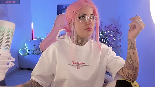 cute catlyn online show from April 17, 2026, 3:15 pm