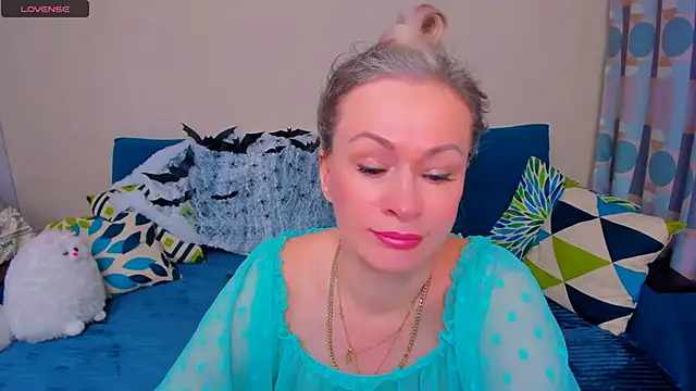 Snapshot of EllenMoore chatting on October 29, 2025, 3:05 am EllenMoore online show from October 29, 2025, 3:05 am