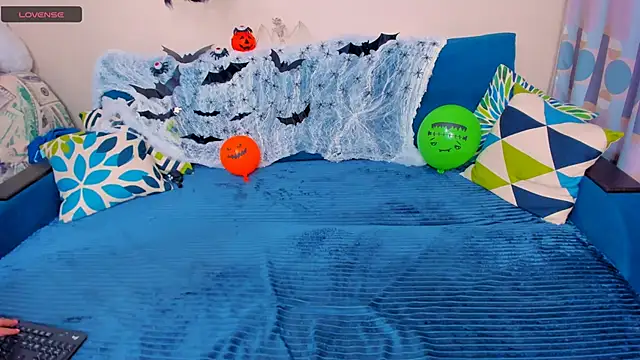 Snapshot of EllenMoore chatting on November 1, 2025, 3:02 am EllenMoore online show from November 1, 2025, 3:02 am