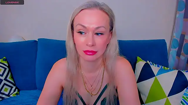 Snapshot of EllenMoore chatting on September 19, 2025, 3:10 am EllenMoore online show from September 19, 2025, 3:10 am