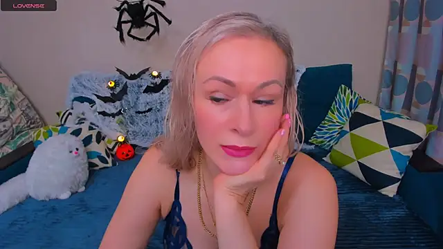 Snapshot of EllenMoore chatting on October 30, 2025, 3:05 am EllenMoore online show from October 30, 2025, 3:05 am