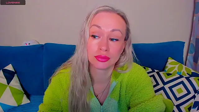 Snapshot of EllenMoore chatting on October 14, 2025, 3:07 am EllenMoore online show from October 14, 2025, 3:07 am