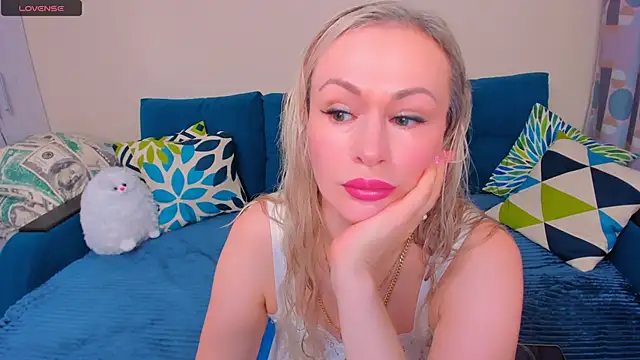 Snapshot of EllenMoore chatting on November 14, 2025, 3:10 am EllenMoore online show from November 14, 2025, 3:10 am