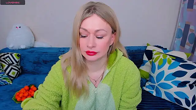 EllenMoore online show from March 12, 2026, 3:56 am