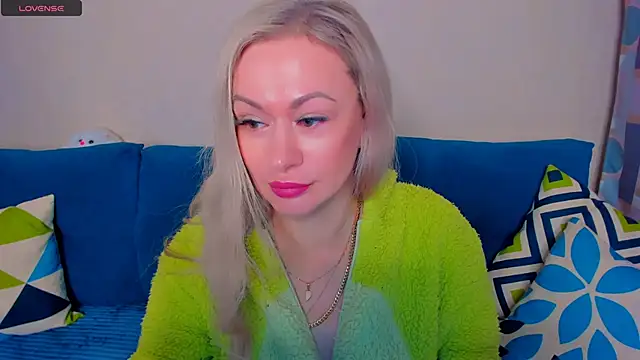 Snapshot of EllenMoore chatting on October 15, 2025, 3:05 am EllenMoore online show from October 15, 2025, 3:05 am