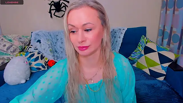 Snapshot of EllenMoore chatting on November 2, 2025, 3:11 am EllenMoore online show from November 2, 2025, 3:11 am