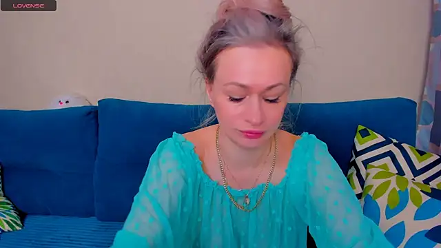 Snapshot of EllenMoore chatting on October 22, 2025, 4:12 am EllenMoore online show from October 22, 2025, 4:12 am