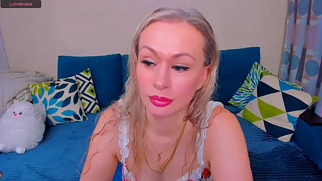 Snapshot of EllenMoore chatting on November 5, 2025, 3:09 am EllenMoore online show from November 5, 2025, 3:09 am