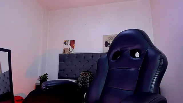 Ellie Alves online show from November 24, 2025, 2:28 pm