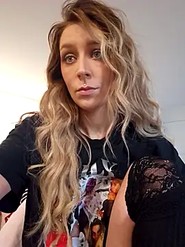 LilyOrion online show from October 23, 2025, 5:44 pm