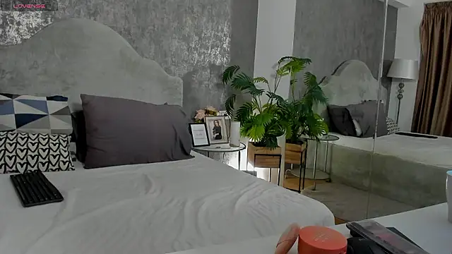 Snapshot of LisaCroft chatting on February 9, 2026, 6:33 am LisaCroft online show from February 9, 2026, 6:33 am