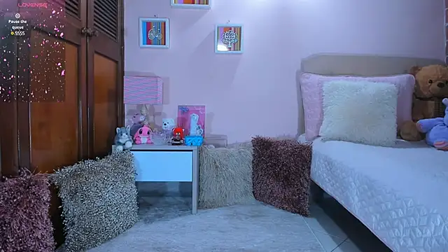 Snapshot of AbrilRussell chatting on December 3, 2024, 3:59 am AbrilRussell online show from December 3, 2024, 3:59 am