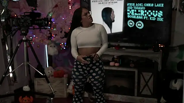 Snapshot of Nikki_Torres chatting on September 24, 2025, 12:29 am Nikki Torres online show from September 24, 2025, 12:29 am