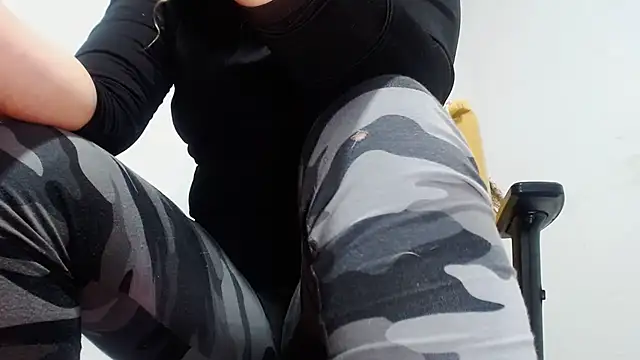 dalilasquirt1 online show from October 25, 2025, 11:42 am