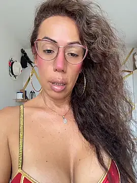 YOURSDEBORA online show from June 7, 2026, 7:41 pm