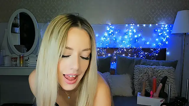 MiaBeeXX online show from November 12, 2025, 10:30 am