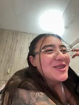 Snapshot of vaneelee chatting on November 25, 2025, 3:29 am vaneelee online show from November 25, 2025, 3:29 am