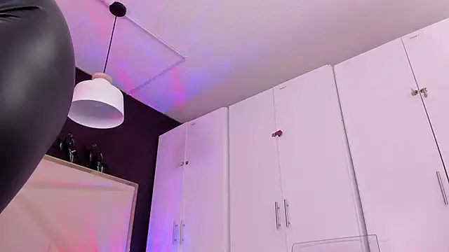 Inndrahot online show from April 19, 2026, 4:02 am