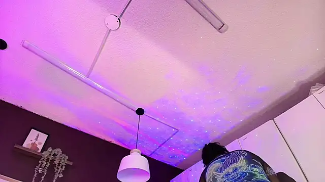 Inndrahot online show from October 6, 2025, 3:51 am