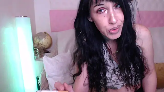 -carla- online show from November 14, 2025, 6:17 am