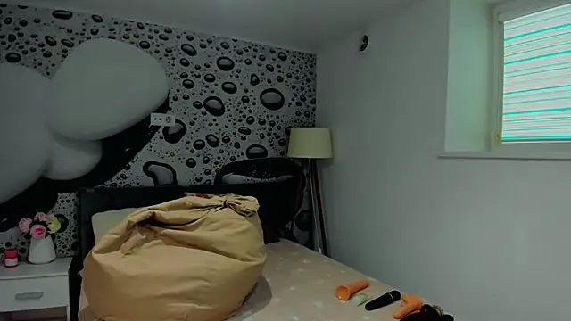 AlmaFancy online show from November 29, 2025, 7:19 am