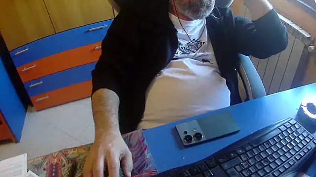 Snapshot of Tango128 chatting on April 21, 2026, 8:32 am Tango128 online show from April 21, 2026, 8:32 am