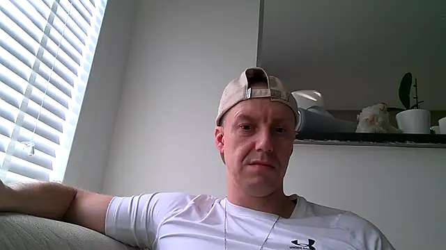 ploki2180 online show from October 28, 2025, 2:05 pm