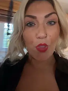 Snapshot of LittleMissEeve chatting on September 13, 2025, 9:15 pm LittleMissEeve online show from September 13, 2025, 9:15 pm