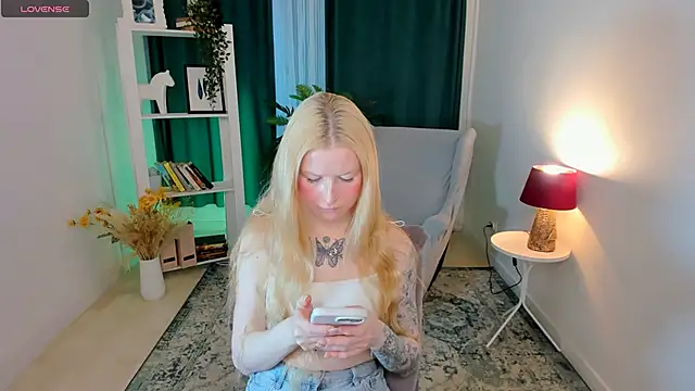 Laly Peach online show from April 30, 2026, 11:28 am