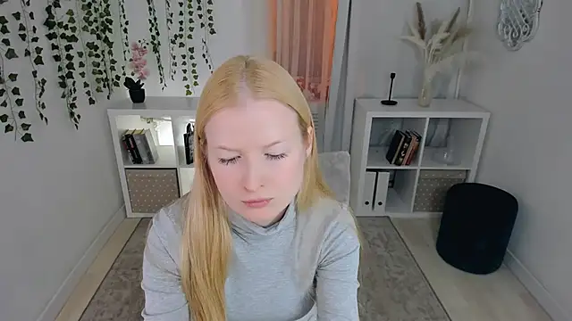 Laly Peach online show from November 30, 2025, 5:25 pm