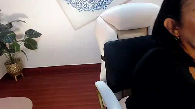 Snapshot of mom_xxx chatting on February 9, 2026, 10:30 pm mom xxx online show from February 9, 2026, 10:30 pm