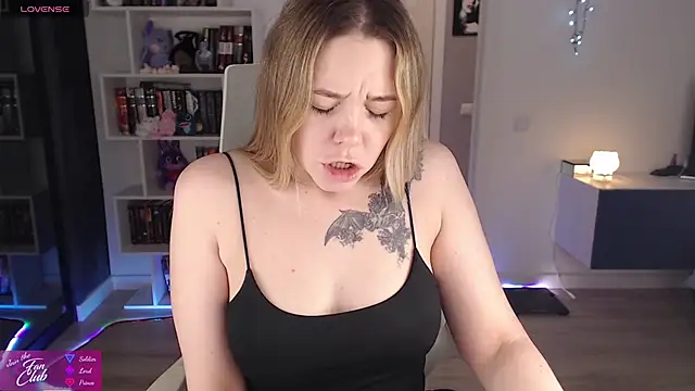 Snapshot of Emma_Bryan chatting on December 14, 2025, 8:36 pm Emma Bryan online show from December 14, 2025, 8:36 pm