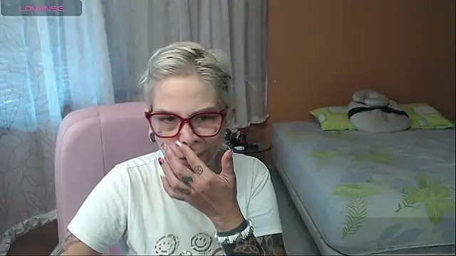 Snapshot of moon_cat85 chatting on July 17, 2026, 12:46 pm moon cat85 online show from July 17, 2026, 12:46 pm