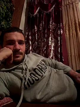 AlexandruUK online show from December 4, 2025, 4:28 pm