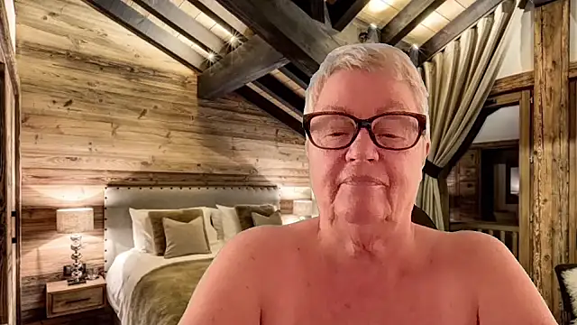 GrannyChrissy68 online show from March 18, 2026, 10:32 pm