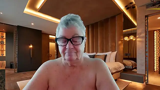 GrannyChrissy68 online show from December 18, 2025, 1:04 pm