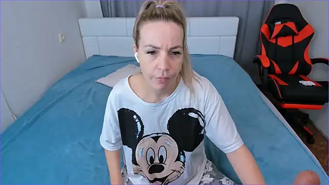 DreamGirl225 online show from October 22, 2025, 7:30 am