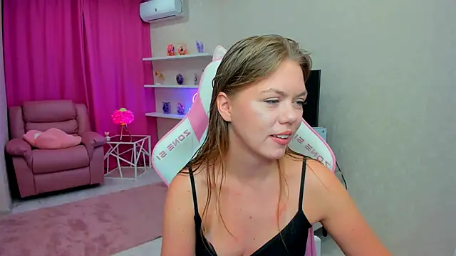 Snapshot of Strawberrye chatting on February 21, 2026, 3:19 am Strawberrye online show from February 21, 2026, 3:19 am