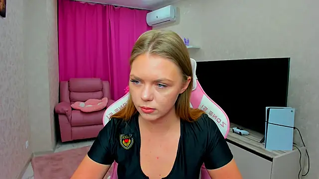 Snapshot of Strawberrye chatting on February 22, 2026, 3:20 am Strawberrye online show from February 22, 2026, 3:20 am