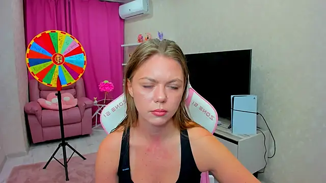 Snapshot of Strawberrye chatting on February 10, 2026, 3:27 am Strawberrye online show from February 10, 2026, 3:27 am