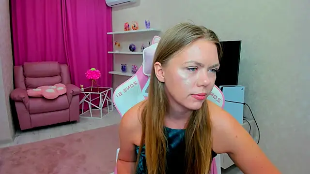 Snapshot of Strawberrye chatting on February 15, 2026, 3:18 am Strawberrye online show from February 15, 2026, 3:18 am