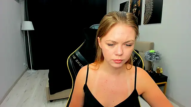 Snapshot of Strawberrye chatting on February 13, 2026, 3:17 am Strawberrye online show from February 13, 2026, 3:17 am