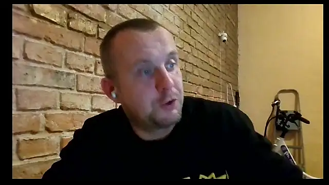 Snapshot of MrWhitePL chatting on November 3, 2025, 6:44 pm MrWhitePL online show from November 3, 2025, 6:44 pm