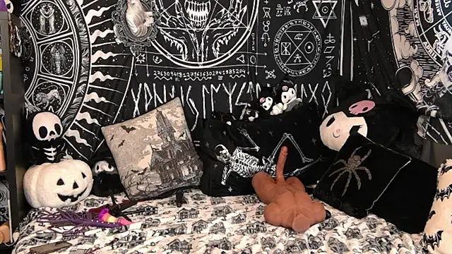 Snapshot of EVILYN chatting on February 18, 2026, 8:27 pm EVILYN online show from February 18, 2026, 8:27 pm