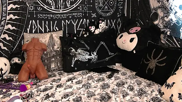 Snapshot of EVILYN chatting on February 19, 2026, 7:00 pm EVILYN online show from February 19, 2026, 7:00 pm